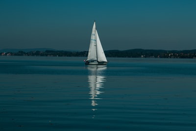 白天在海上航行的白色帆船